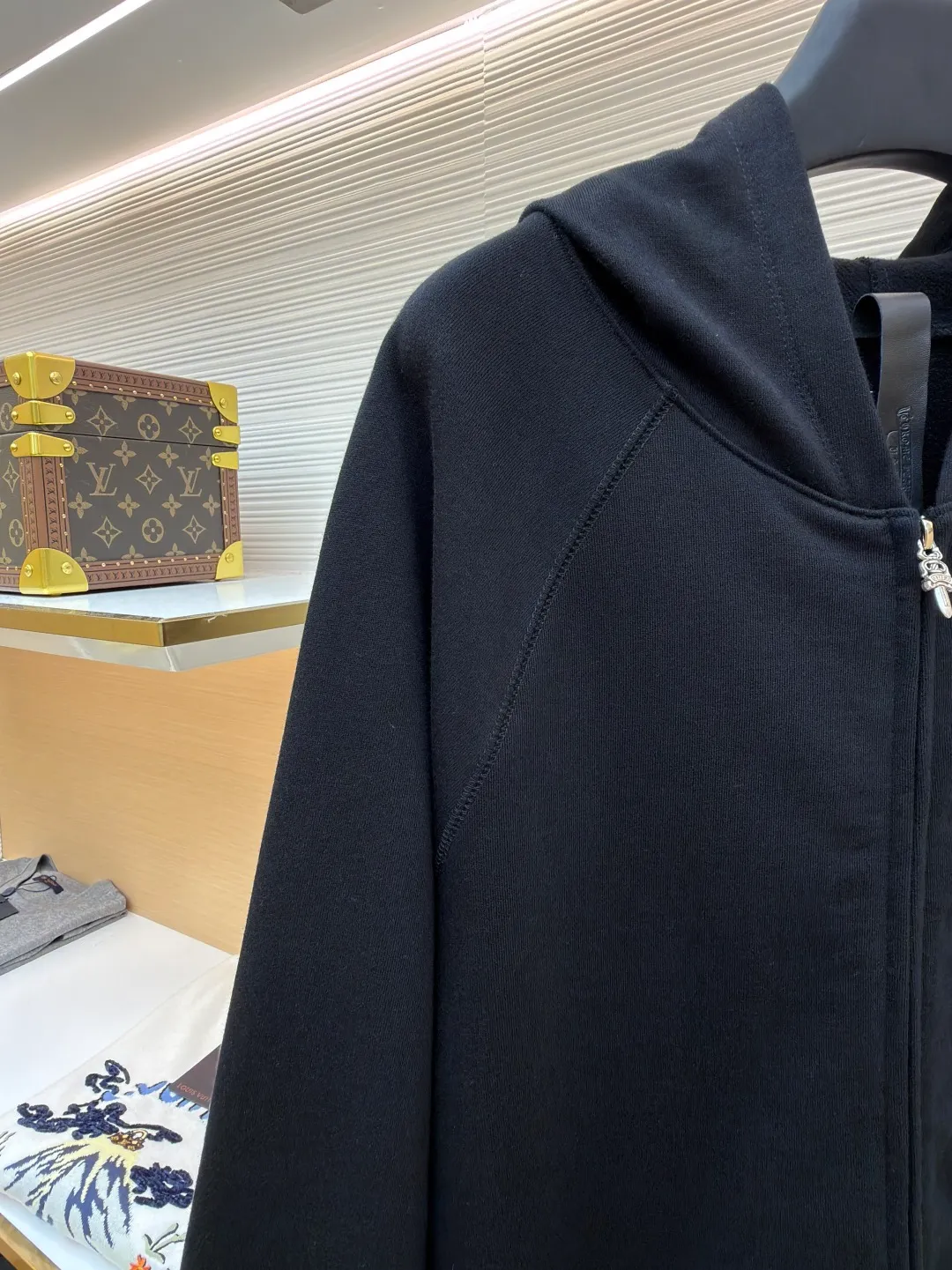 Chrome Hearts solid color hooded embroidered letter sweatshirt ●Original version: purchased and developed by 22939 ●Item number: 1682378-B15 ●Fabric: combed cotton fabric ●Technology: embroidery production ●Color: black ●Version: loose fit ●Weight: about 885 grams ●Size: S-M-L ●Description: This Crow Heart solid color hooded embroidered sweatshirt is made of 420g heavyweight pure cotton terry fabric. It has been processed by enzyme washing process. The fabric is soft and skin-friendly and not easy to deform and pill. It is also pre-shrunk and the size is stable after washing. The body is designed with raglan sleeves, which is ergonomically designed and allows movement without any restriction. The hooded part has a built-in double-layer drawstring, and the rope head is made of metal, which is thick and wear-resistant. The front placket uses a YKK customized zipper, which is smooth and easy to pull and has strong oxidation resistance. The letter logo on the chest adopts imported embroidery technology, using high-gloss embroidery thread, with a stitch density of 15 stitches/cm, and the pattern is three-dimensional and clear without skipping lines. The kangaroo pocket is cut in one piece, and the edges are reinforced with double-needle stitching. The ribbed fabric on the cuffs and hem is custom-woven and high-elastic, which will not loosen after long-term wear. The overall seams are combined with flat stitching and overlocking. The details show the brand's hard-core craftsmanship and street style. The overall wiring is straight and delicate, the fabric is comfortable and soft, and the color is consistent without color difference. It can be matched with the same style to create a fashionable look and control various occasions. Customized accessories, complete with three standards, same style for men and women!